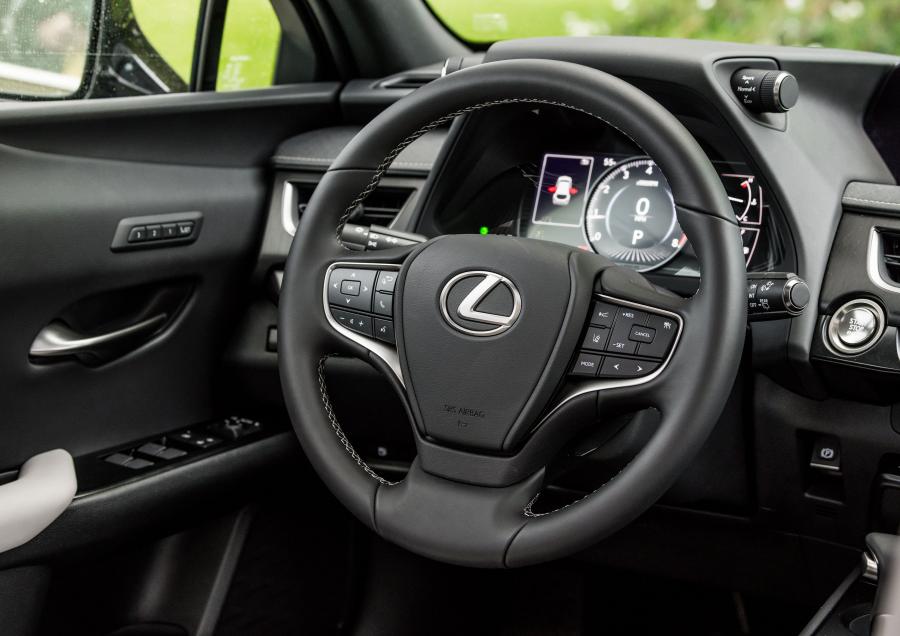 Панель приборов Lexus UX200 2019 года  (NA) (фото 23 из 32)
